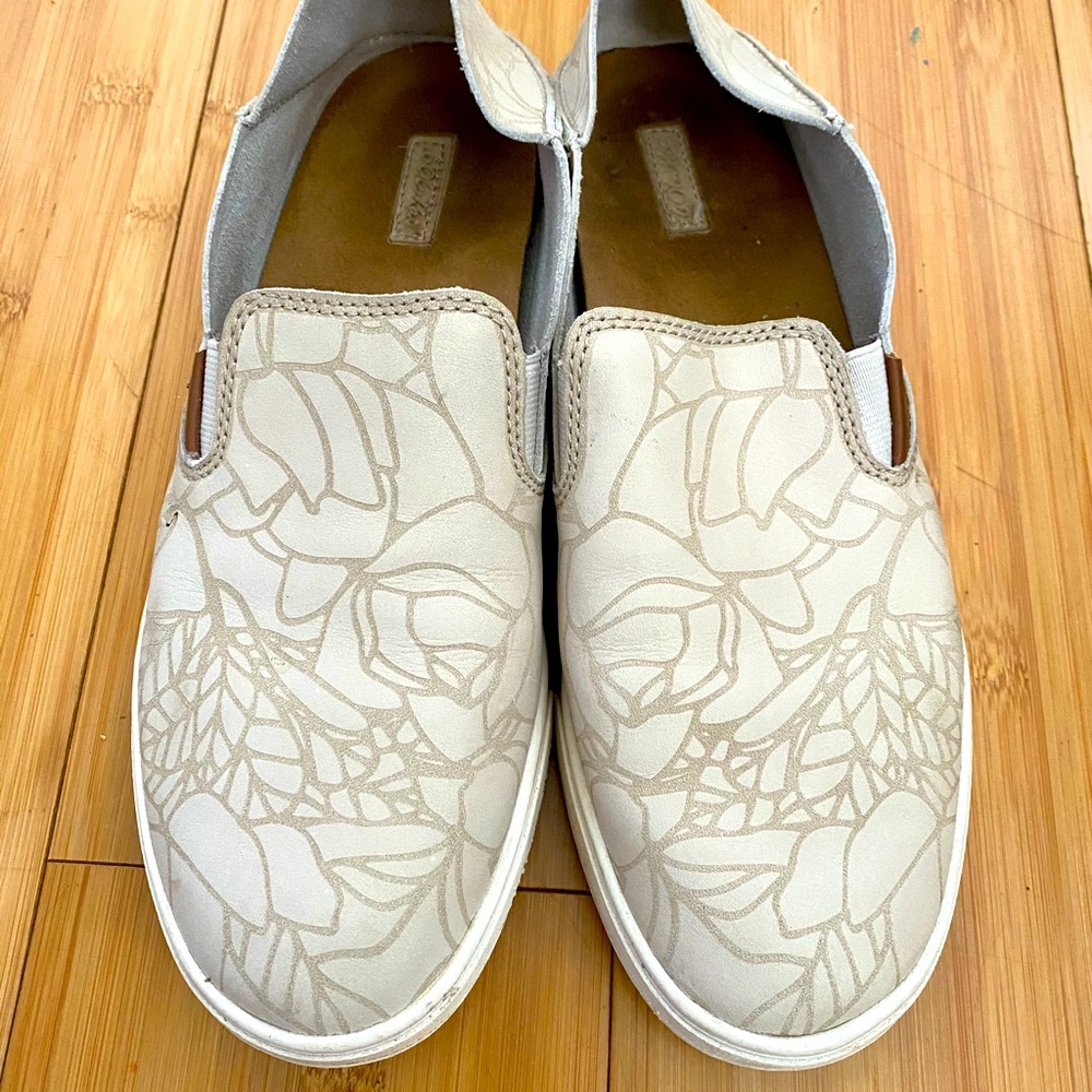 Olukai women’s slip on shoe. Size 8